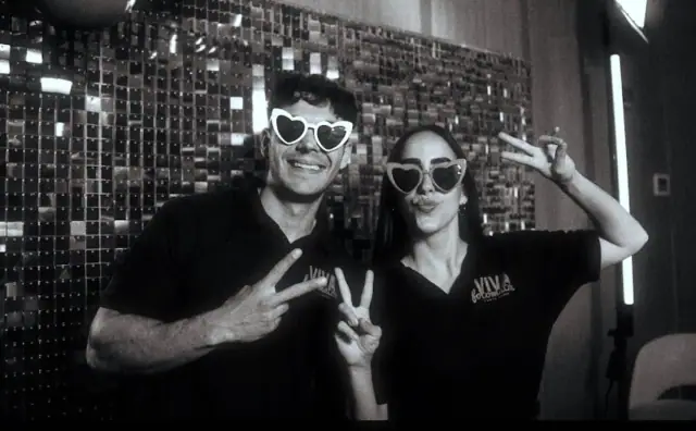 Carlos and Ana, the Viva hosts, posing with heart sunglasses