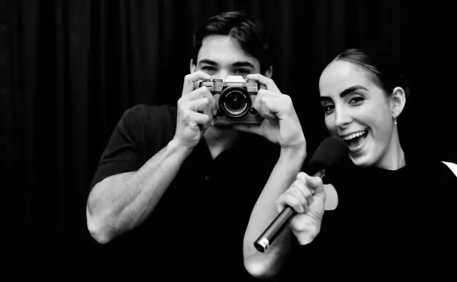 Carlos and Ana, the Viva hosts, with a camera and a microphone